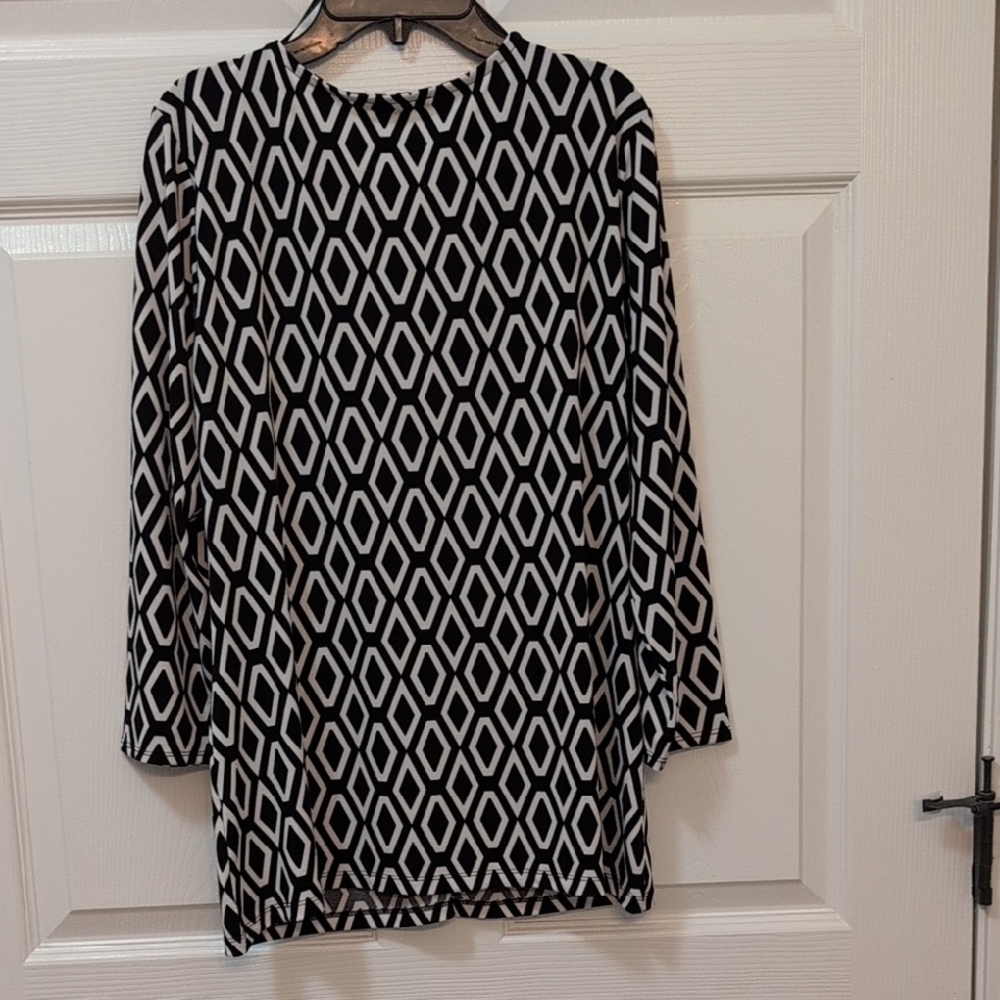 Chaus Black and White Long Sleeve V-Neck Tunic Top - Picture 4 of 4